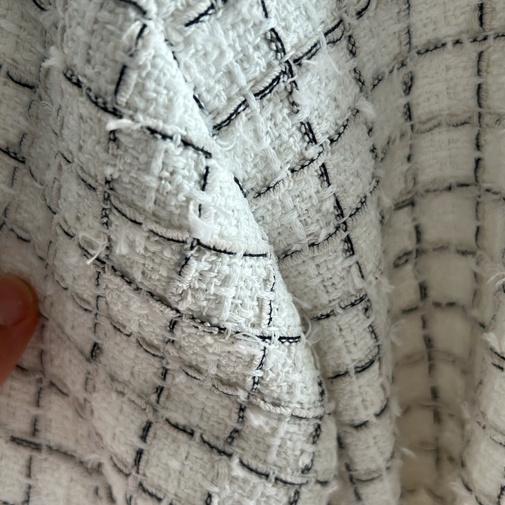 Chanel tweed jacket. 38. Fits XS. - Picture 10 of 13